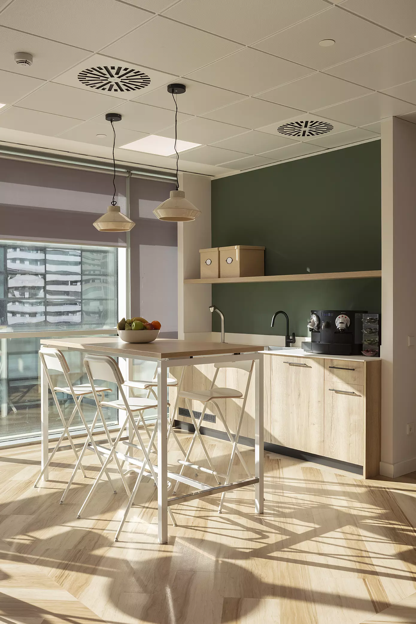 diseno-interiores-oficinas-amphos-21 Espacio de trabajo abierto diseñado para favorecer el bienestar laboral