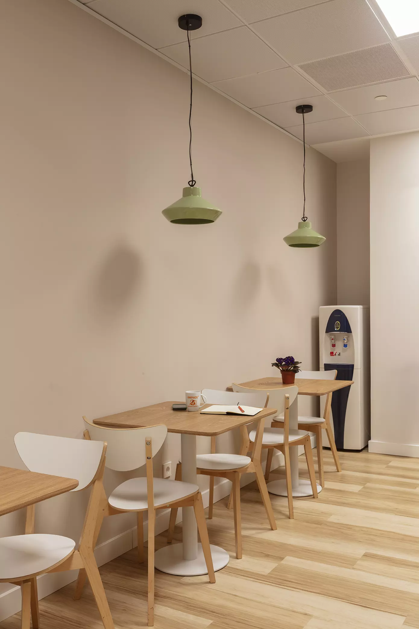 interiorismo-corporativo-materiales-calidos Interiorismo corporativo con paleta de tonos neutros y acabados naturales