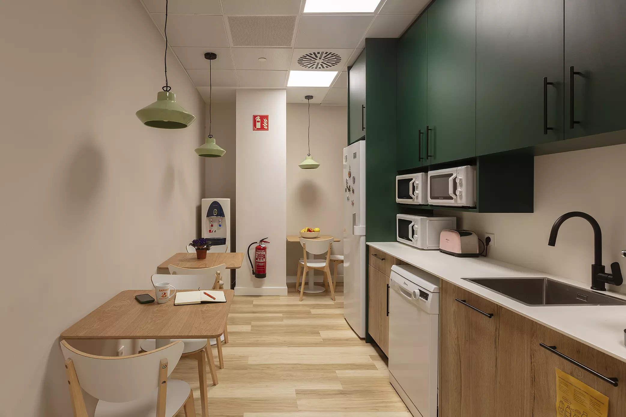zonas-colaborativas-oficina-amphos-21 Proyecto de adecuación e interiorismo para las oficinas de Amphos 21 por MR Técnicos